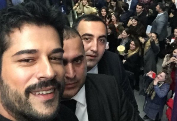 Бурак Озчивит показал поклонникам, с каким ажиотажем его встретили в Баку (ФОТО)