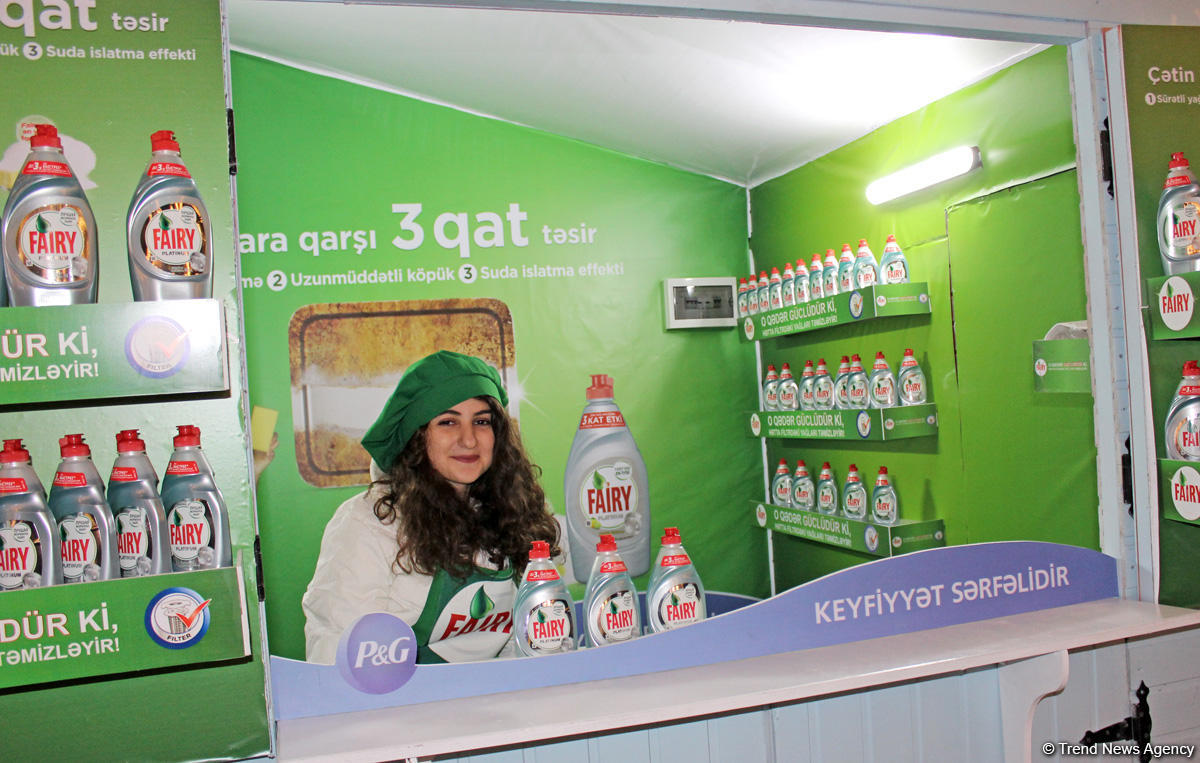 В Баку открылась традиционная благотворительная ярмарка "Холодные руки, горячее сердце" (ФОТО)