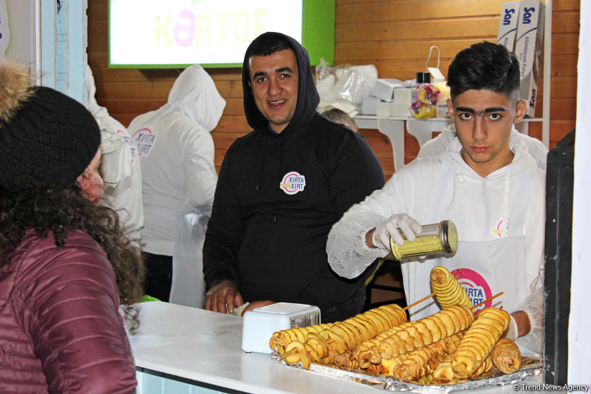 В Баку открылась традиционная благотворительная ярмарка "Холодные руки, горячее сердце" (ФОТО)