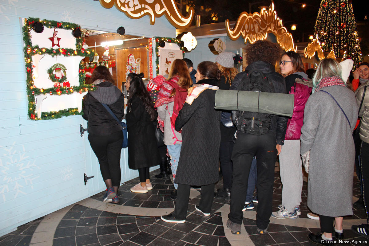 В Баку открылась традиционная благотворительная ярмарка "Холодные руки, горячее сердце" (ФОТО)
