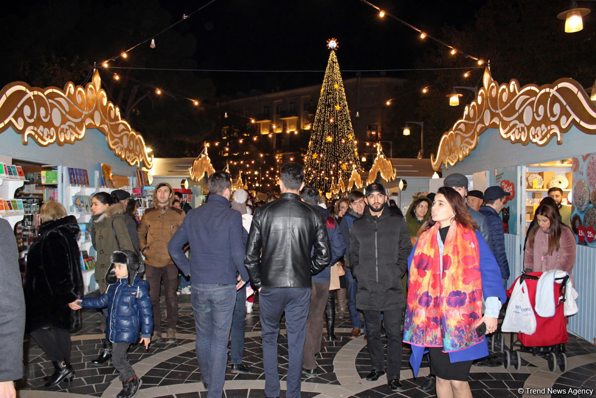 В Баку открылась традиционная благотворительная ярмарка "Холодные руки, горячее сердце" (ФОТО)