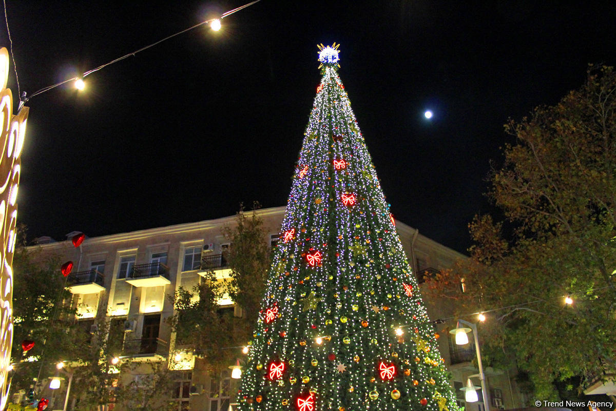 В Баку открылась традиционная благотворительная ярмарка "Холодные руки, горячее сердце" (ФОТО)