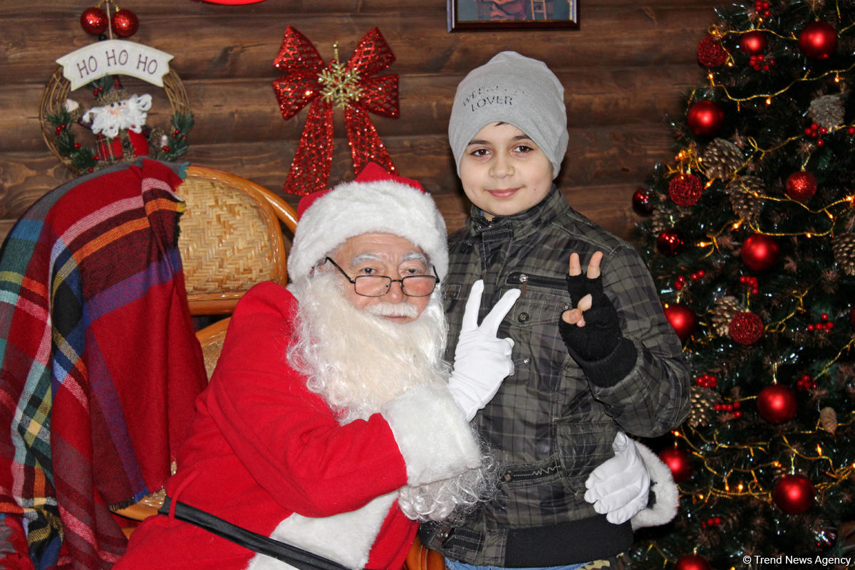 В Баку открылась традиционная благотворительная ярмарка "Холодные руки, горячее сердце" (ФОТО)