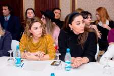 Зимнее настроение азербайджанских дизайнеров – горячие дискуссии со вкусным ужином (ФОТО)