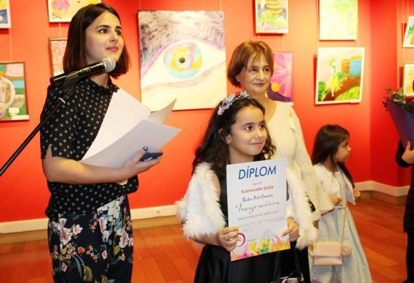 "Воображение" в Баку - маленькие шедевры юных художников (ФОТО)