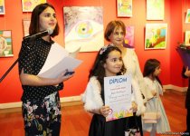 "Воображение" в Баку - маленькие шедевры юных художников (ФОТО)