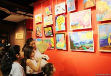 "Воображение" в Баку - маленькие шедевры юных художников (ФОТО)