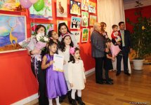 "Воображение" в Баку - маленькие шедевры юных художников (ФОТО)