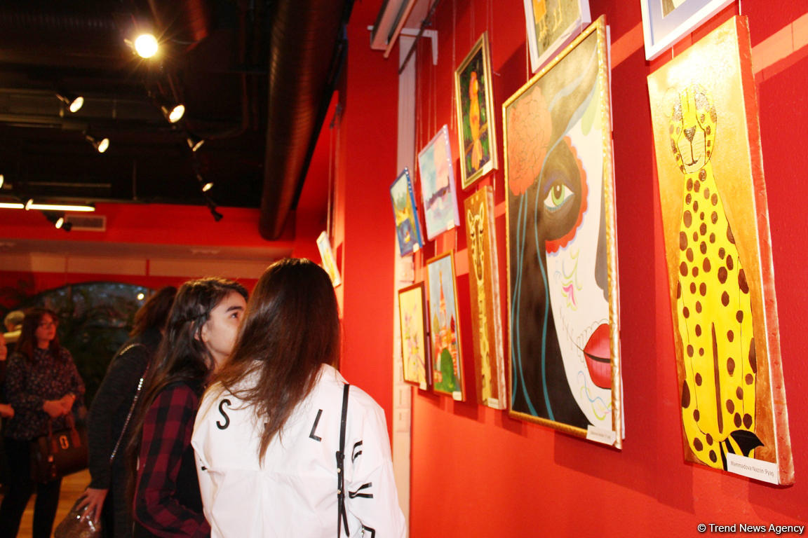 "Воображение" в Баку - маленькие шедевры юных художников (ФОТО)