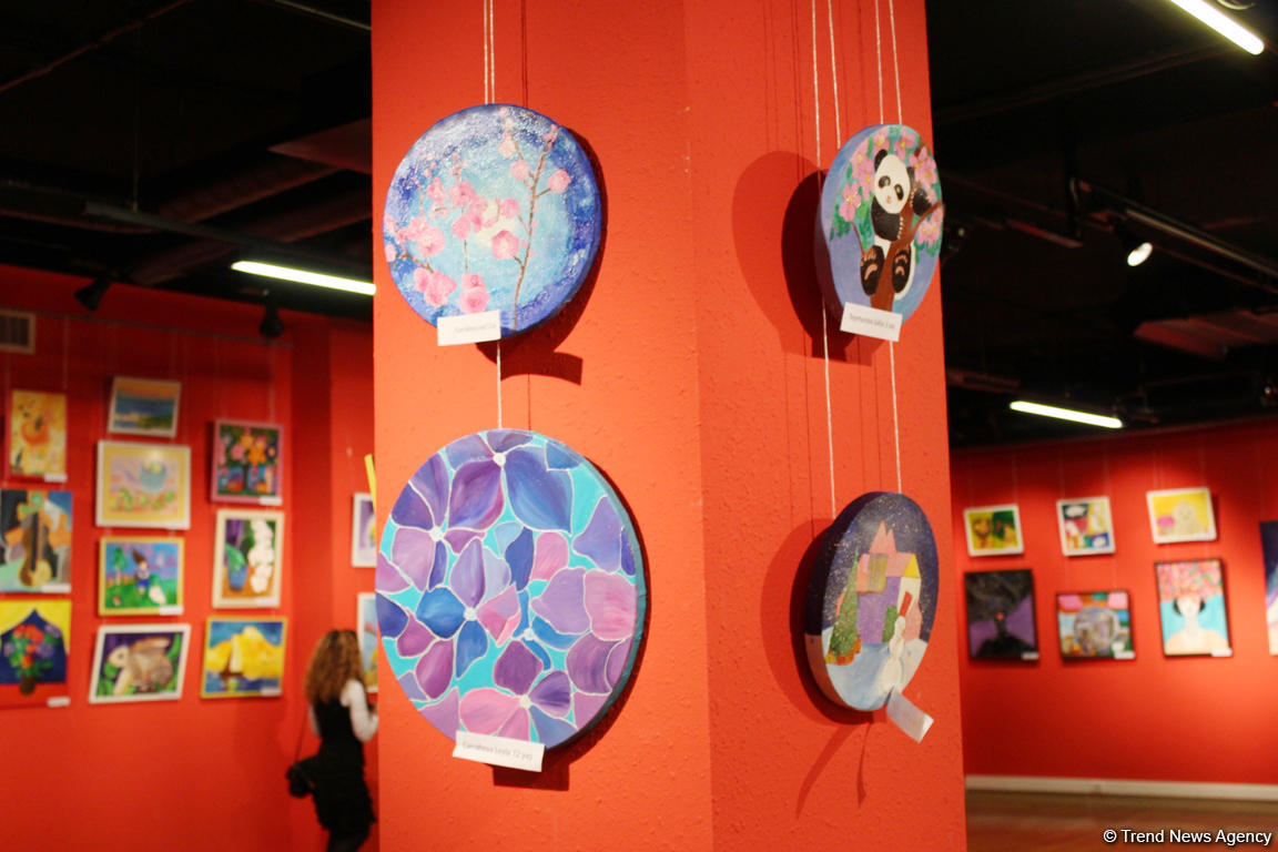 "Воображение" в Баку - маленькие шедевры юных художников (ФОТО)