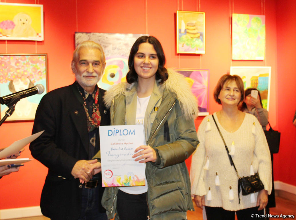 "Воображение" в Баку - маленькие шедевры юных художников (ФОТО)