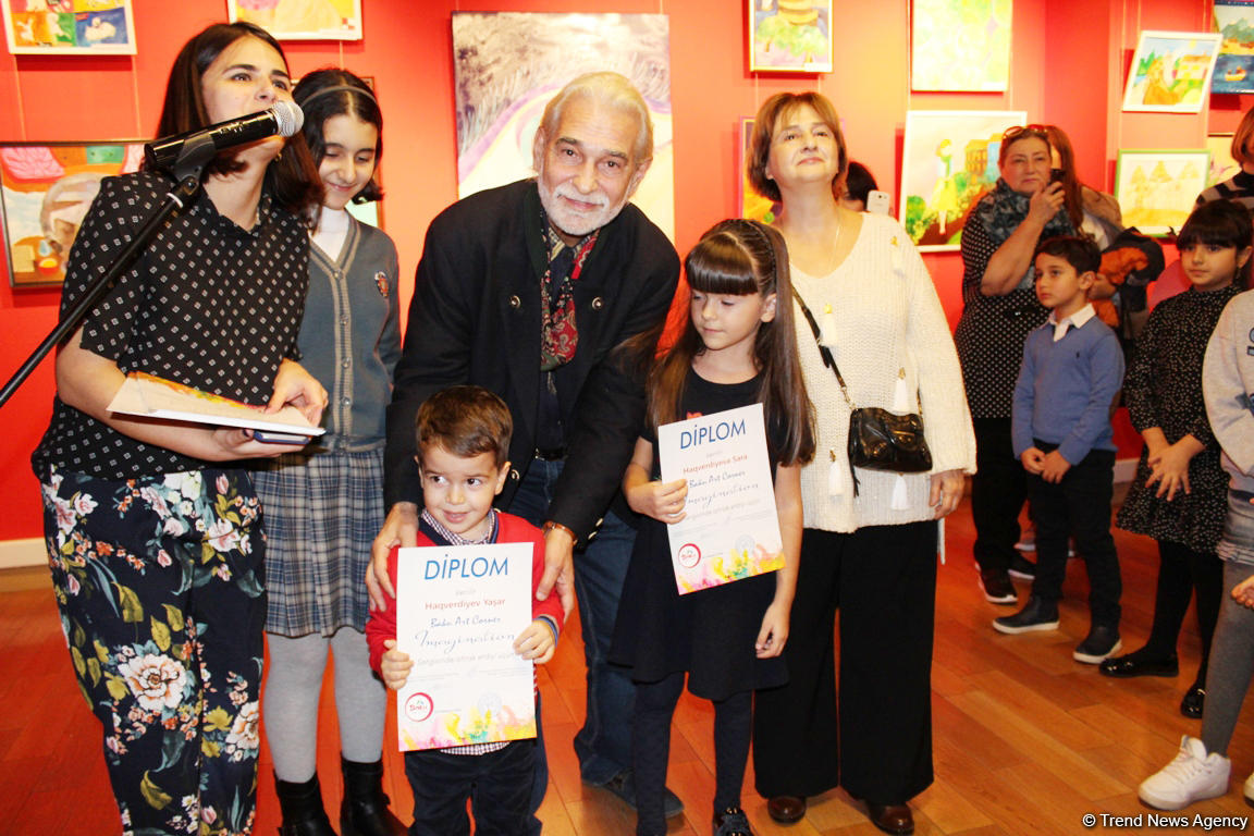 "Воображение" в Баку - маленькие шедевры юных художников (ФОТО)