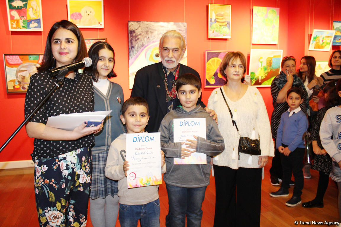 "Воображение" в Баку - маленькие шедевры юных художников (ФОТО)