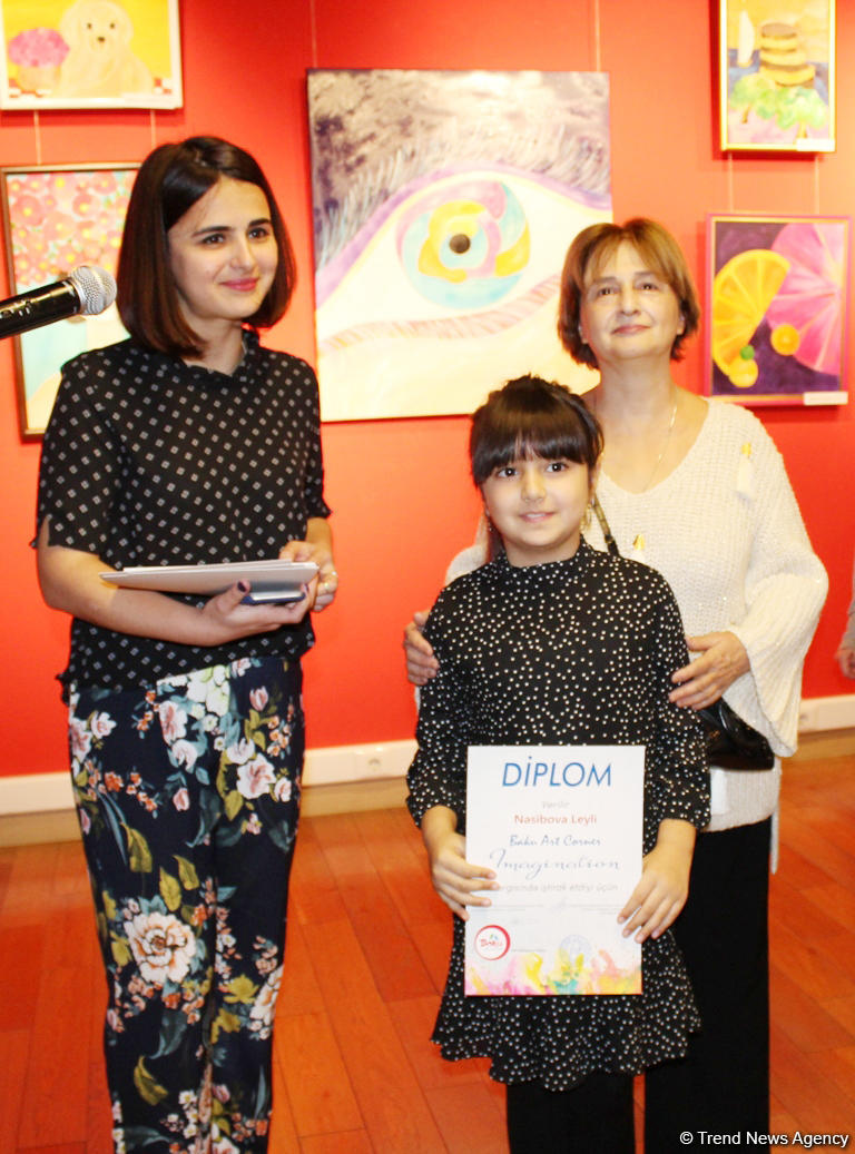"Воображение" в Баку - маленькие шедевры юных художников (ФОТО)