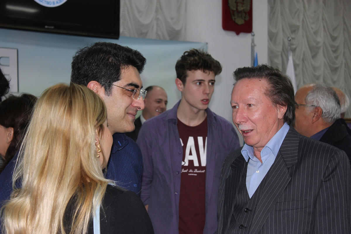 Я прикасаюсь сердцем к моему Азербайджану (ФОТО)