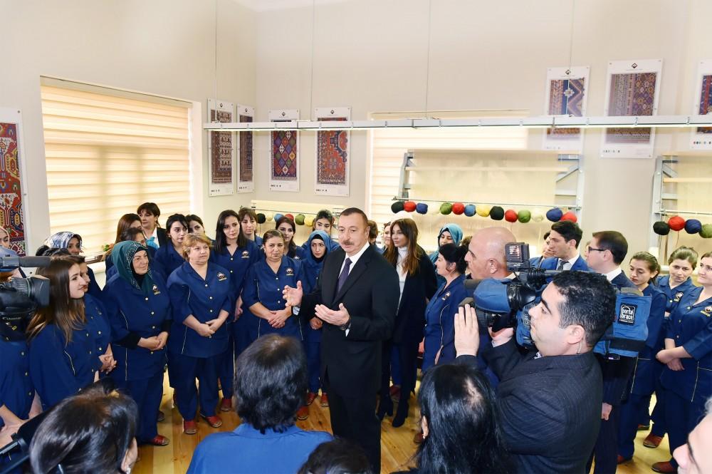 Президент Ильхам Алиев: В 2018  году в различных местах Азербайджана откроются еще десять ковровых фабрик (ФОТО)