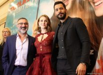 Звезды сериала "Kiralik Ask" Барыш Ардуч и Эльчин Сангу вызвали восторг в Баку (ФОТО)