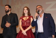 Звезды сериала "Kiralik Ask" Барыш Ардуч и Эльчин Сангу вызвали восторг в Баку (ФОТО)