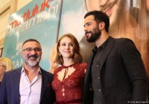Звезды сериала "Kiralik Ask" Барыш Ардуч и Эльчин Сангу вызвали восторг в Баку (ФОТО)