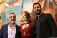 Звезды сериала "Kiralik Ask" Барыш Ардуч и Эльчин Сангу вызвали восторг в Баку (ФОТО)