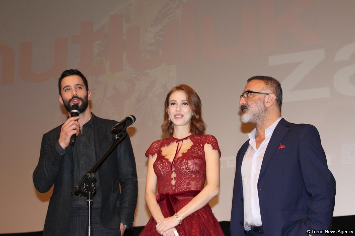 Звезды сериала "Kiralik Ask" Барыш Ардуч и Эльчин Сангу вызвали восторг в Баку (ФОТО)