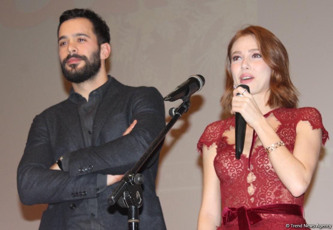 Звезды сериала "Kiralik Ask" Барыш Ардуч и Эльчин Сангу вызвали восторг в Баку (ФОТО)