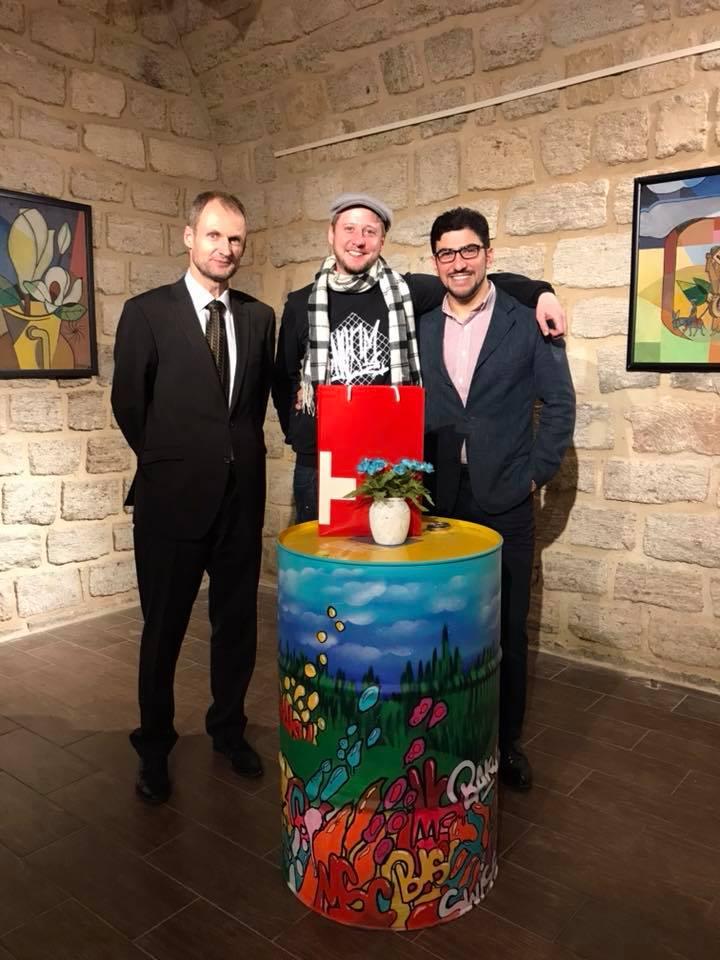 Житель Швейцарии провел в Баку "металлическое озеленение"  (ФОТО)