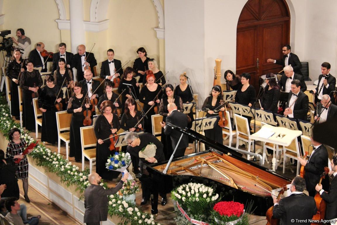 Завораживающая музыка и виртуозная игра: в Баку отметили юбилей Фархада Бадалбейли (ФОТО)