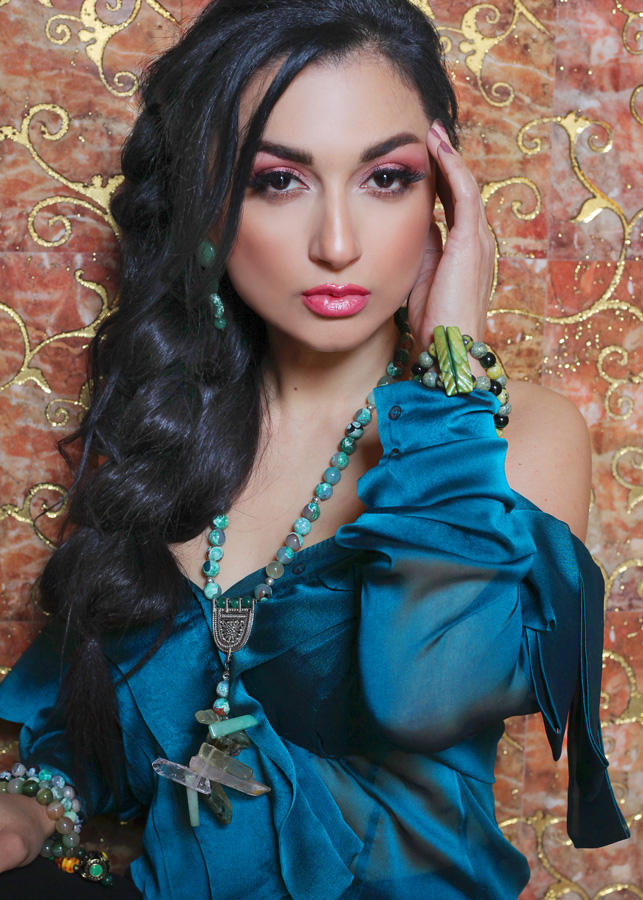 Сделаешь по-моему, замуж за тебя выйду! Азербайджанский композитор стала хозяйкой Медной горы 21 века (ФОТО)