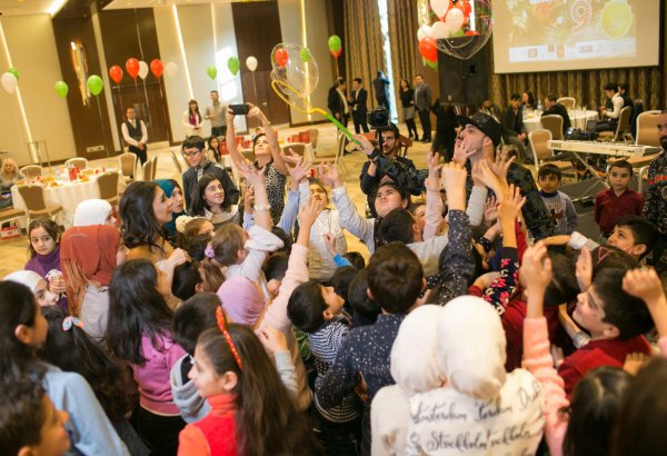 В Баку прошел вечер "Поделись улыбкою своей" (ФОТО)