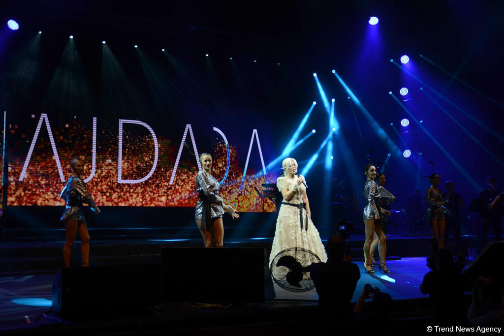 Легендарная Ажда Пеккан выступила с грандиозным концертом в Баку в честь 5-летия журнала NARGIS (ФОТО)