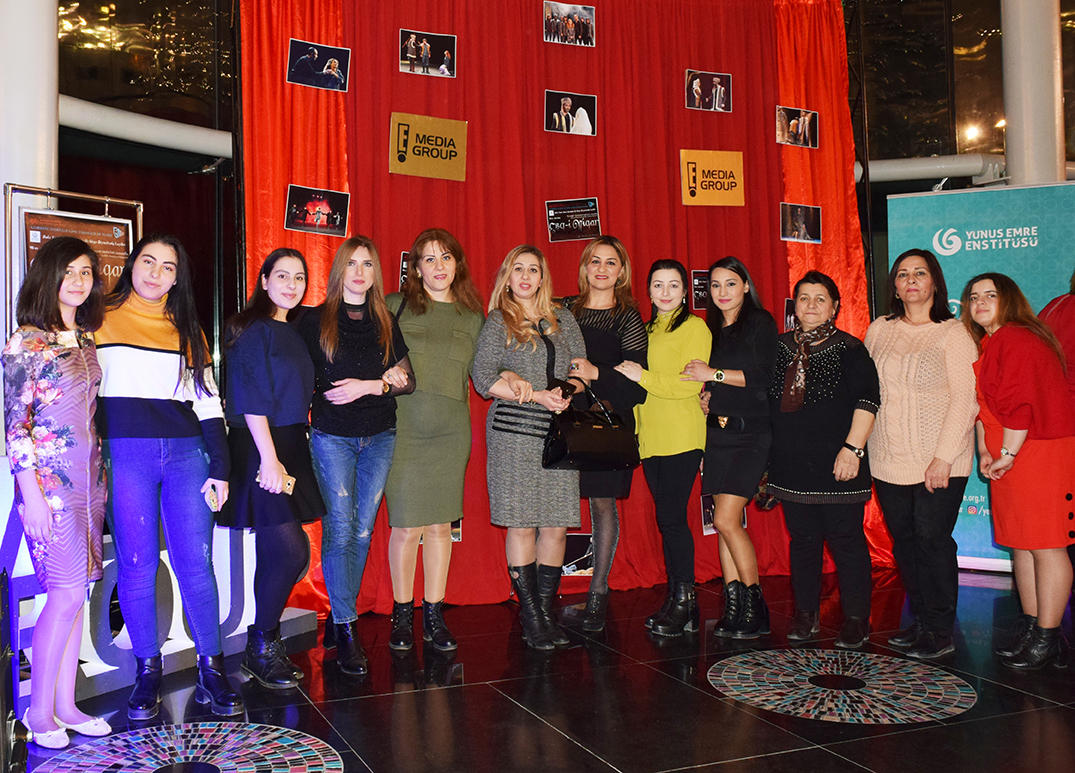 В Азербайджане впервые прошел гала-вечер театрального спектакля (ФОТО)