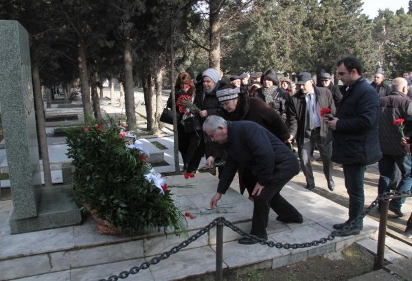 Театральные деятели почтили память Тофига Кязымова (ФОТО)