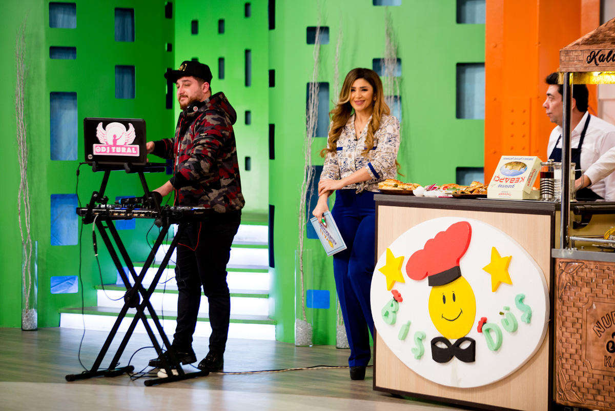 Азербайджанские телеведущие отметили День без интернета (ФОТО)