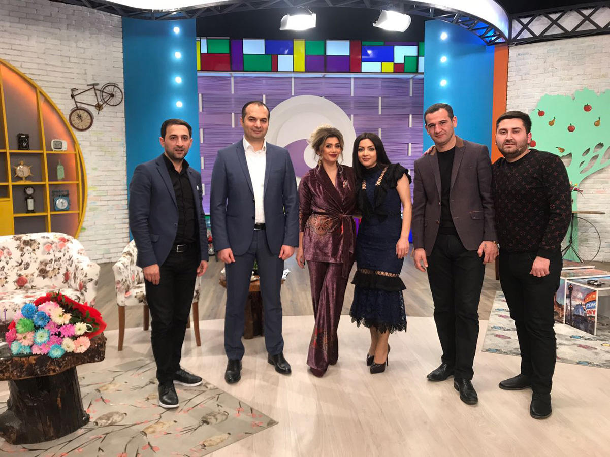 Азербайджанские телеведущие отметили День без интернета (ФОТО)