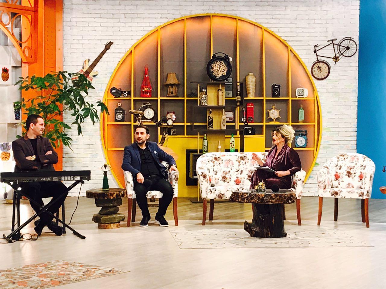 Азербайджанские телеведущие отметили День без интернета (ФОТО)