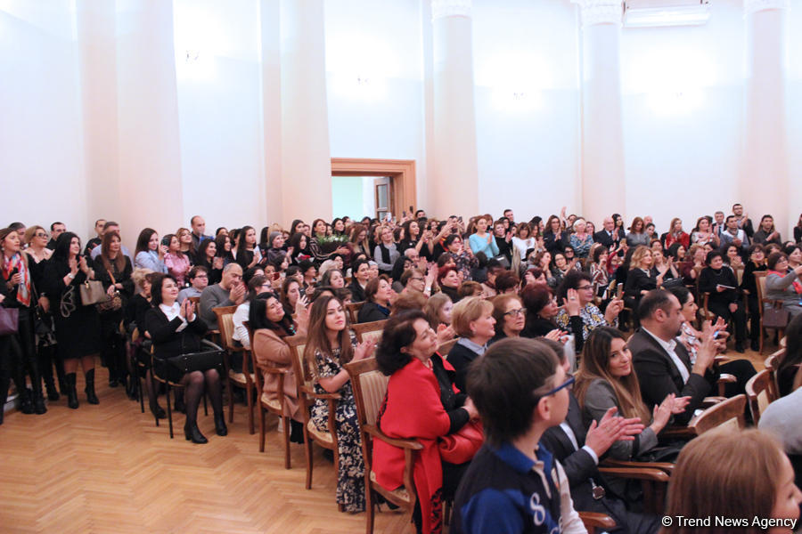 Алсу выступит с юбилейным концертом в Баку (ФОТО)