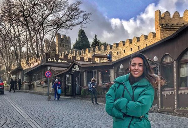 Алсу гуляет по Ичери шехер (ФОТО)