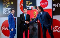 Кристиан Карамбе представил в Баку Кубок мира из чистого золота (ФОТО)