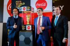 Кристиан Карамбе представил в Баку Кубок мира из чистого золота (ФОТО)