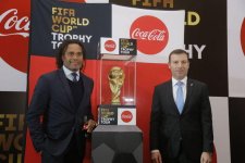 Кристиан Карамбе представил в Баку Кубок мира из чистого золота (ФОТО)