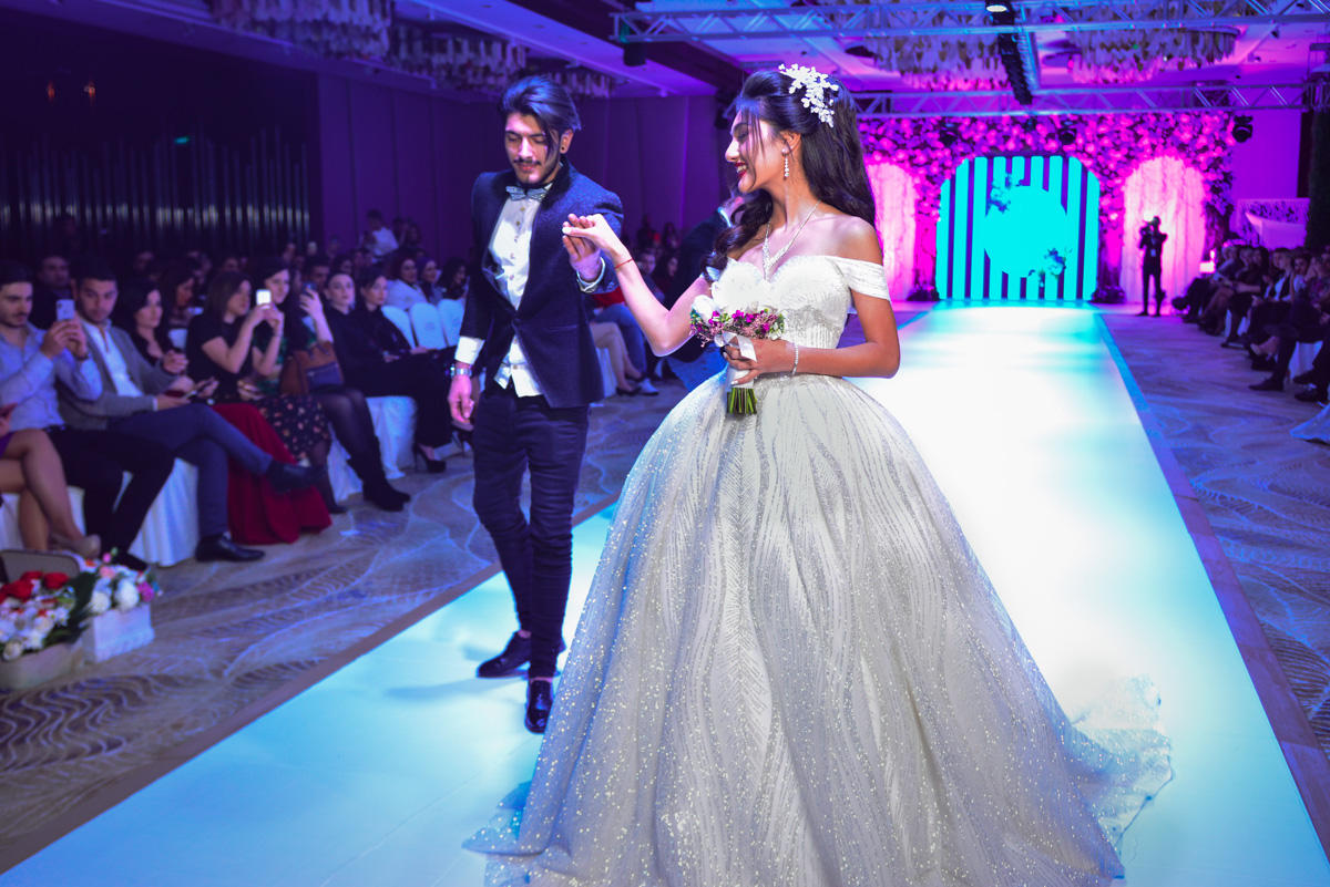 В Баку прошло красочное шоу "Семь красавиц" свадебных и вечерних платьев (ФОТО)