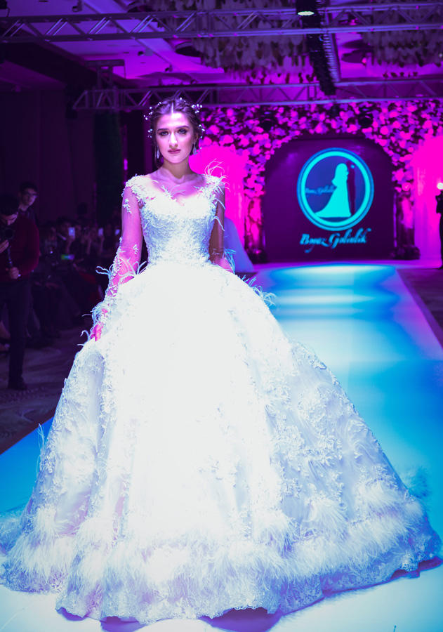 В Баку прошло красочное шоу "Семь красавиц" свадебных и вечерних платьев (ФОТО)