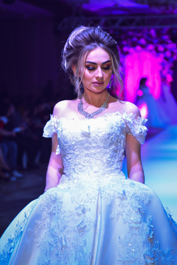 В Баку прошло красочное шоу "Семь красавиц" свадебных и вечерних платьев (ФОТО)