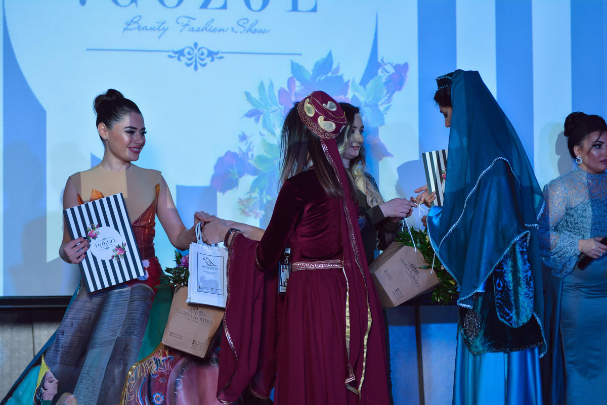 В Баку прошло красочное шоу "Семь красавиц" свадебных и вечерних платьев (ФОТО)