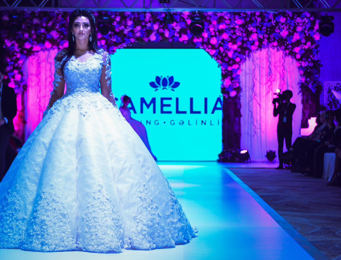 В Баку прошло красочное шоу "Семь красавиц" свадебных и вечерних платьев (ФОТО)
