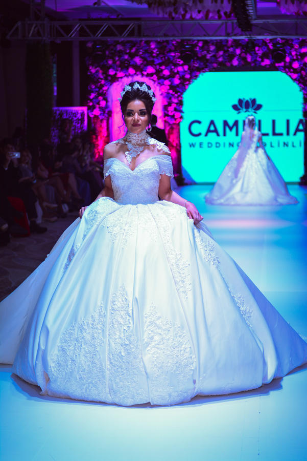 В Баку прошло красочное шоу "Семь красавиц" свадебных и вечерних платьев (ФОТО)