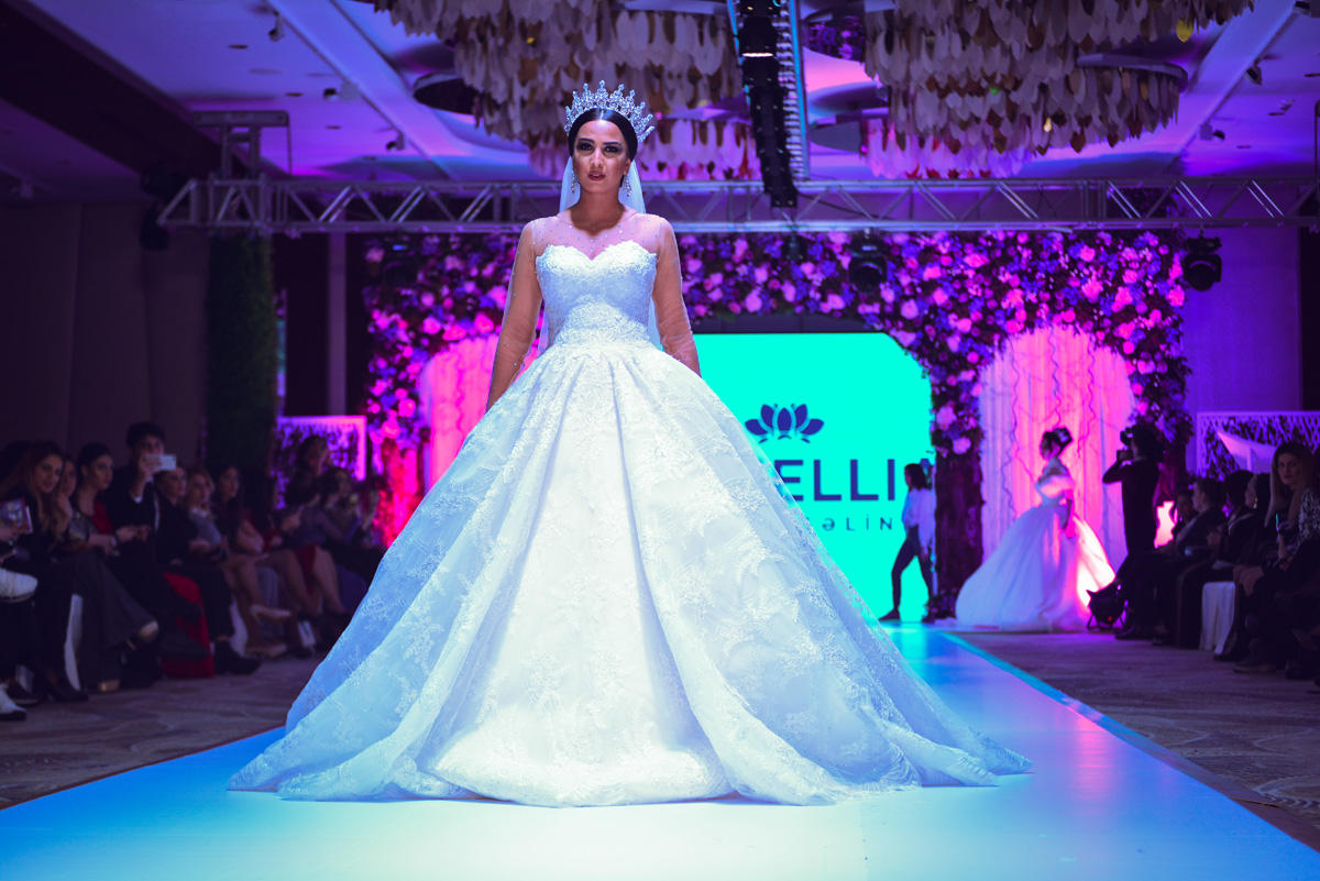 В Баку прошло красочное шоу "Семь красавиц" свадебных и вечерних платьев (ФОТО)