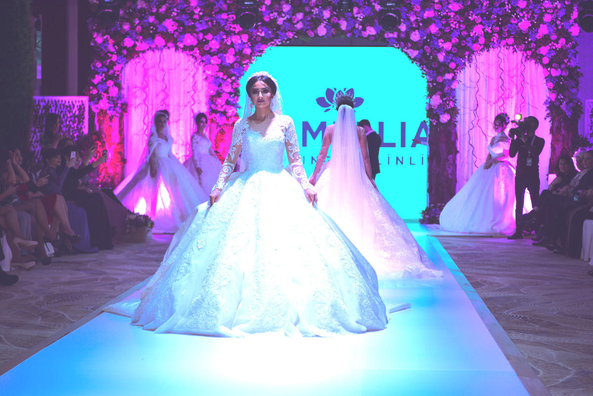 В Баку прошло красочное шоу "Семь красавиц" свадебных и вечерних платьев (ФОТО)