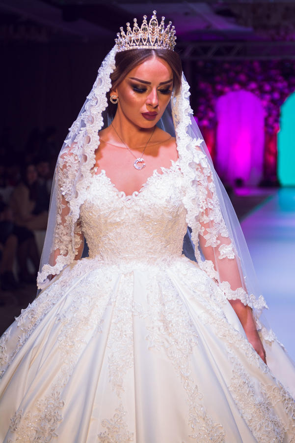 В Баку прошло красочное шоу "Семь красавиц" свадебных и вечерних платьев (ФОТО)